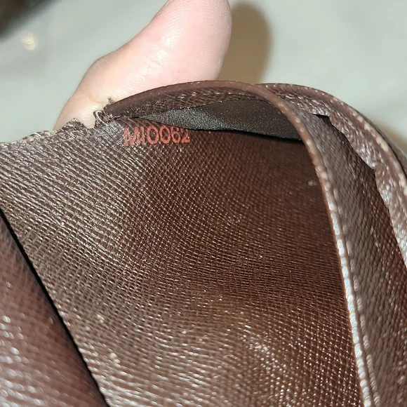 ‼️CLEARANCE SALE‼️ Authentic Louis Vuitton kisslock wallet in Damier Ebene